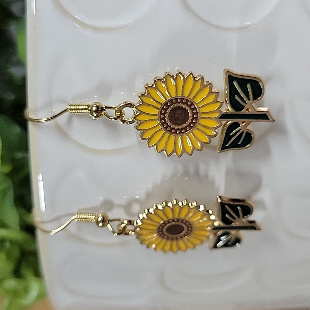 🐰 Sunflower Drop Earrings - Picture 3 of 4